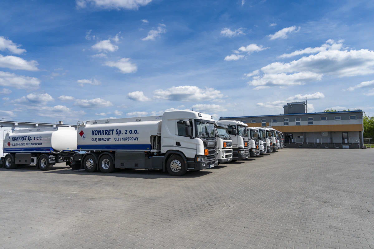 Szereg autocystern KONKRET Sp. z o.o. przygotowanych do transportu oleju opałowego i oleju napędowego, zaparkowanych na placu firmy w Radomiu
