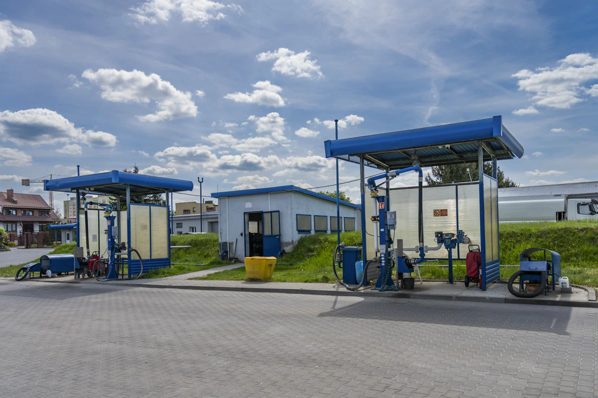 Stacja firmy Konkret Sp. z o.o. z dystrybutorami i zapleczem hurtowej sprzedaży paliw