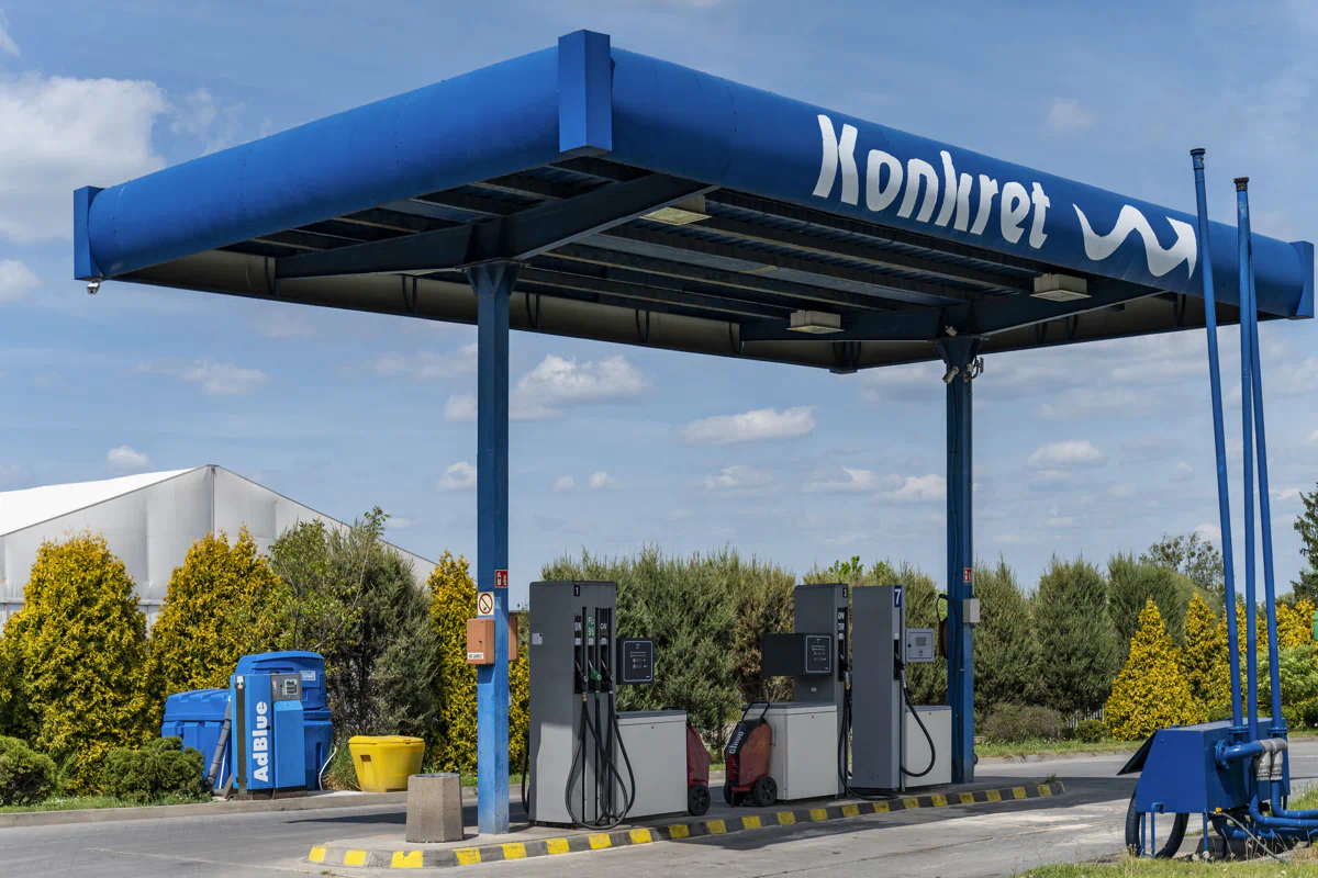 Zadaszona stacja paliw KONKRET z dystrybutorami oleju napędowego i opałowego, wyposażona w instalację AdBlue, Radom
