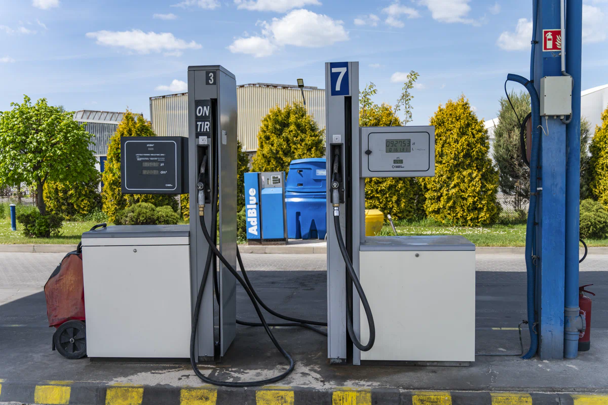 Dystrybutory paliw na stacji KONKRET Sp. z o.o. w Radomiu, oferujące olej napędowy, ON TIR oraz AdBlue dla flot i transportu ciężarowego