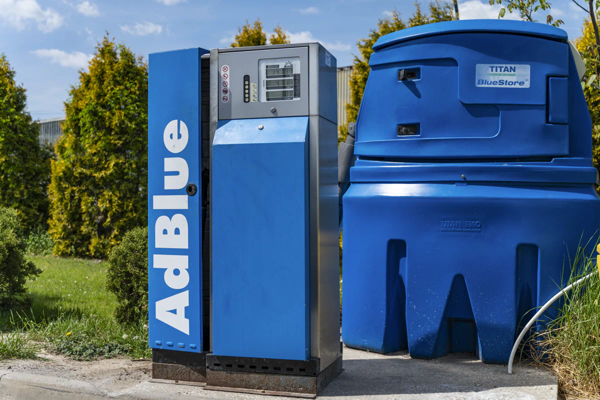 Dystrybutor AdBlue i zbiornik TITAN BlueStore na stacji paliw KONKRET Sp. z o.o. w Radomiu, obok dystrybutorów paliw