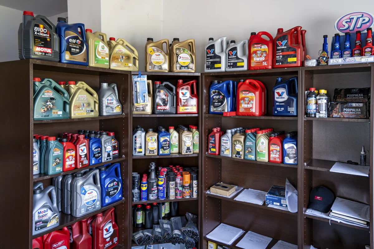 Na terenie stacji działa również sklep z podstawowym asortymentem. Klienci znajdą w nim oleje samochodowe, smary, chemię motoryzacyjną oraz drobne akcesoria. To idealne miejsce na szybkie zakupy niezbędnych produktów do auta w trakcie tankowania.