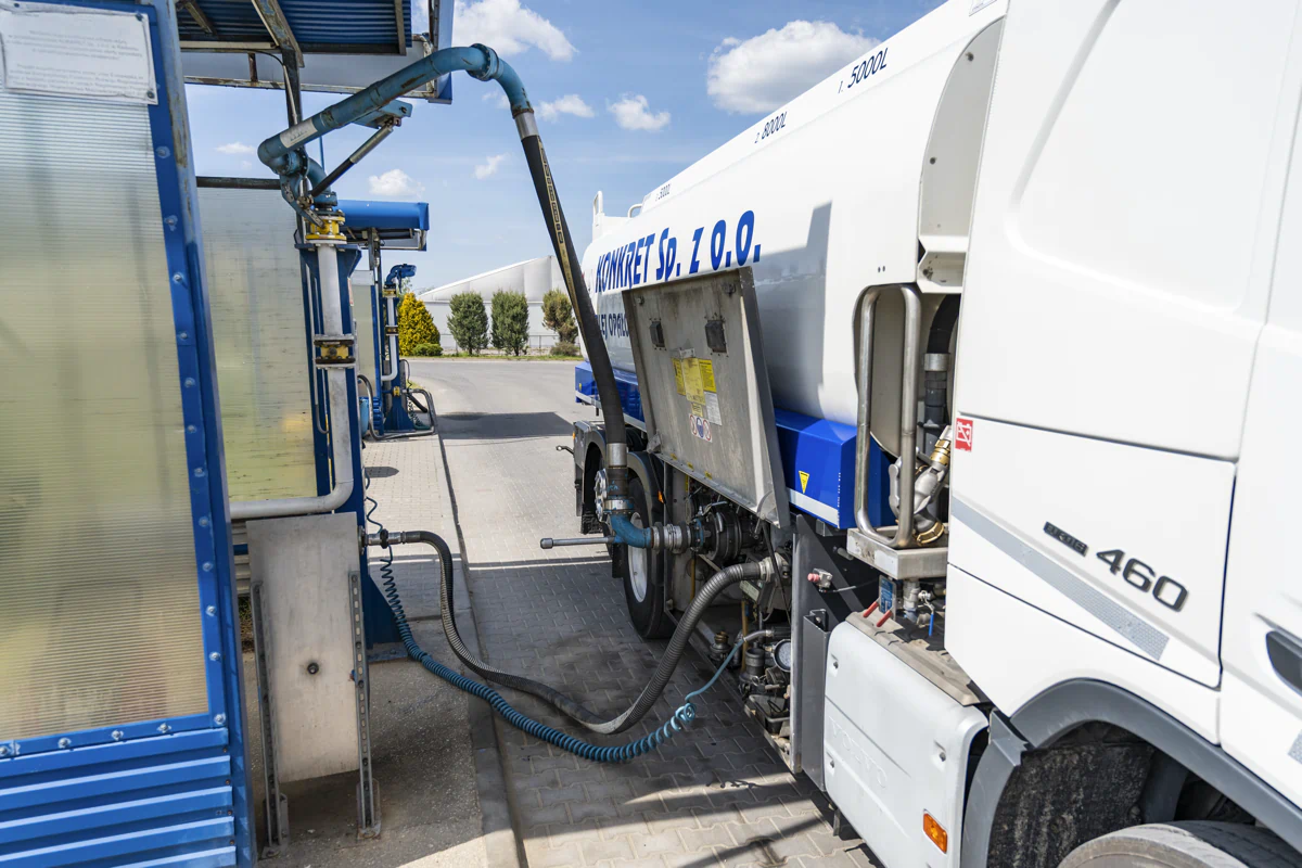 Proces tankowania autocysterny firmy KONKRET Sp. z o.o. na stacji w Radomiu – dystrybucja hurtowa paliw dla firm i transportu ciężarowego