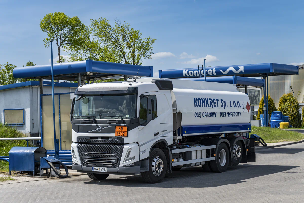 Pojazd do transportu paliw firmy Konkret Sp. z o.o. obsługujący klientów hurtowych