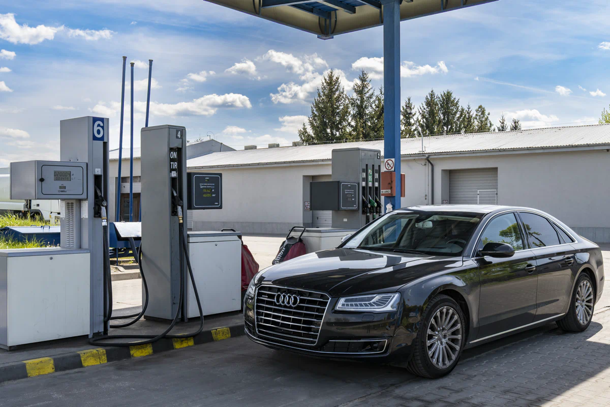 Luksusowy samochód Audi przy dystrybutorach oleju napędowego ON i TIR na stacji paliw KONKRET w Radomiu – hurtowa sprzedaż paliw dla firm i transportu