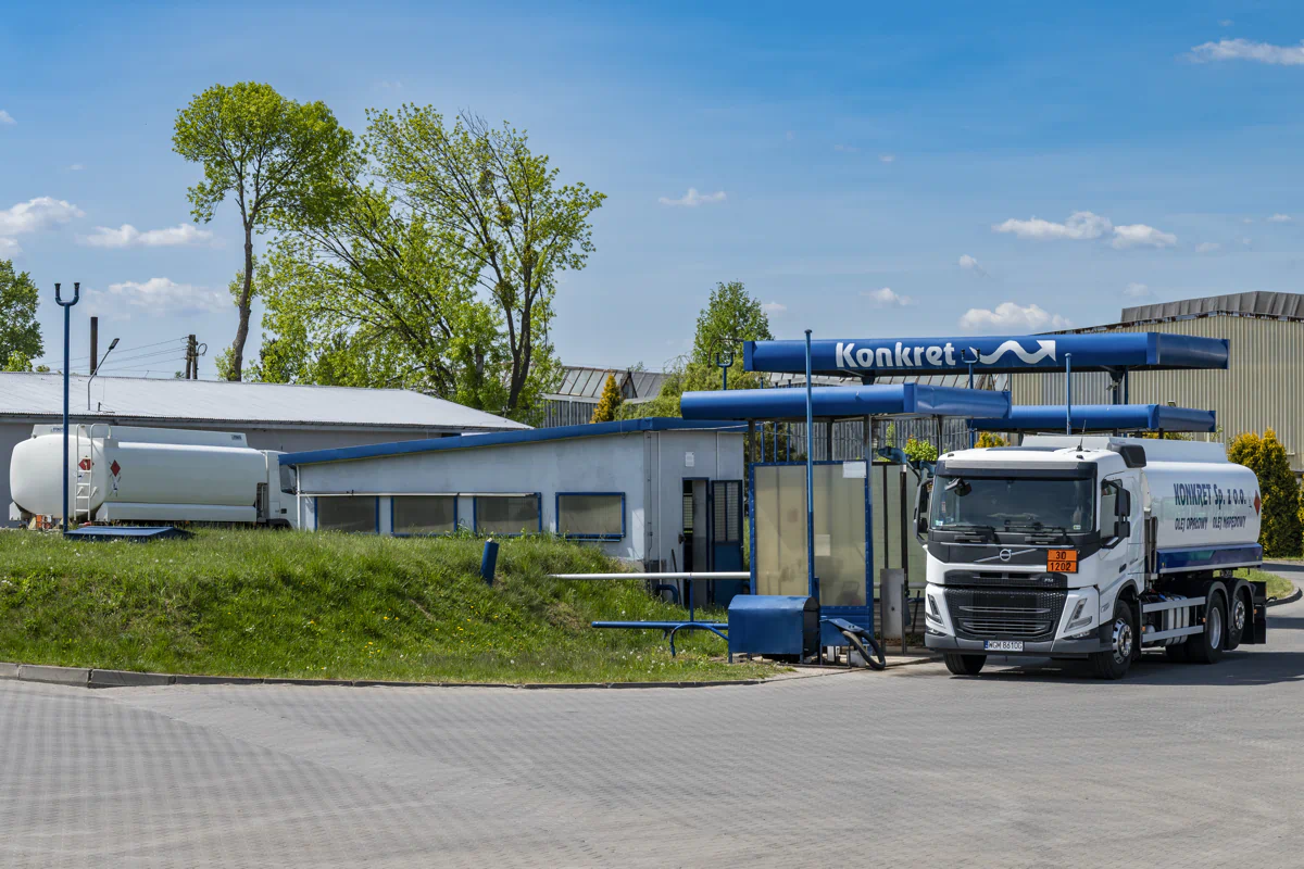 Autocysterna firmy KONKRET Sp. z o.o. na terenie bazy w Radomiu, realizująca dostawy hurtowe paliw płynnych dla przedsiębiorstw