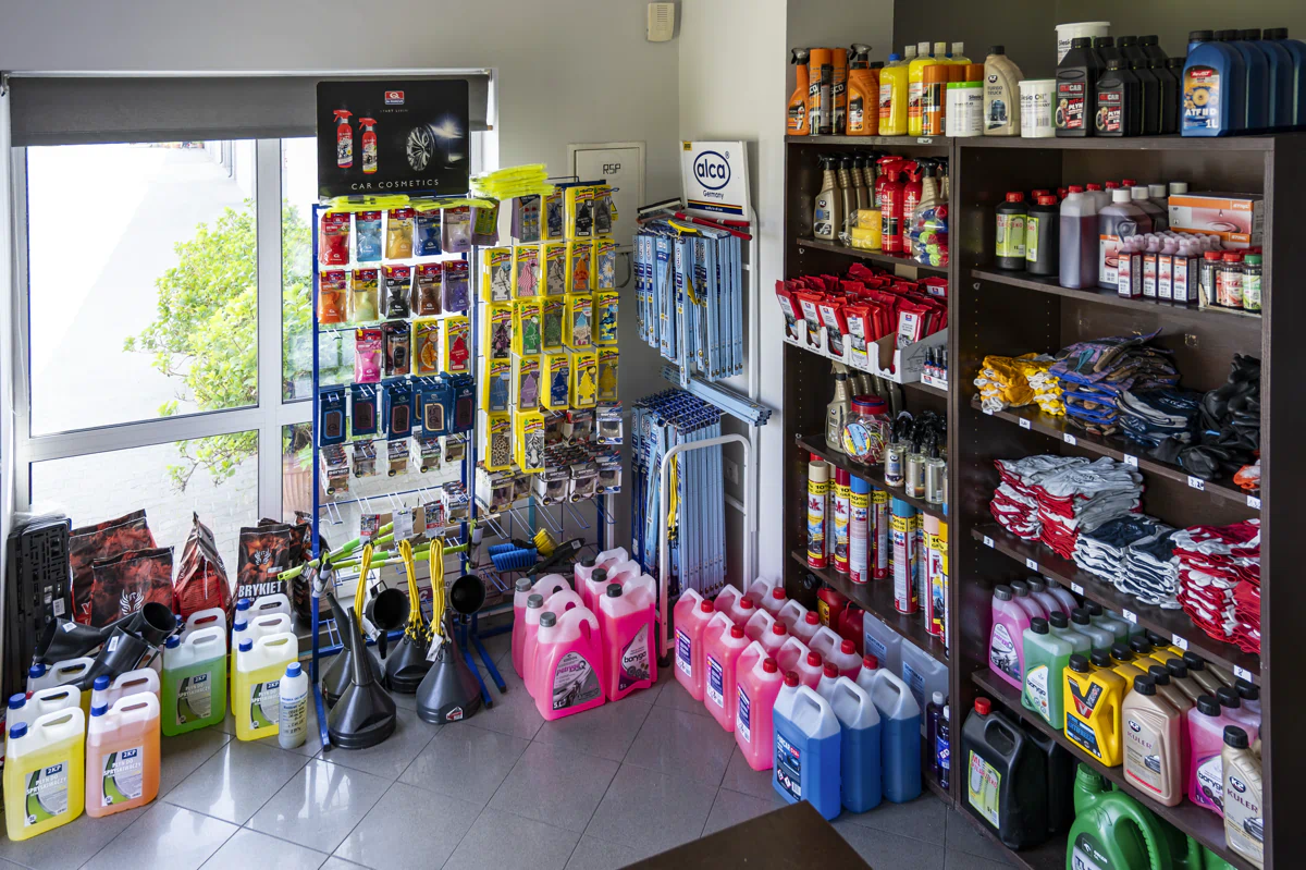 Na terenie stacji działa również sklep z podstawowym asortymentem. Klienci znajdą w nim oleje samochodowe, smary, chemię motoryzacyjną oraz drobne akcesoria. To idealne miejsce na szybkie zakupy niezbędnych produktów do auta w trakcie tankowania.