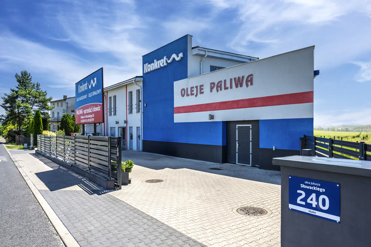 Fasada sklepu motoryzacyjnego Konkret Sp. z o.o. z szyldem i numerem ulicy Słowackiego 240