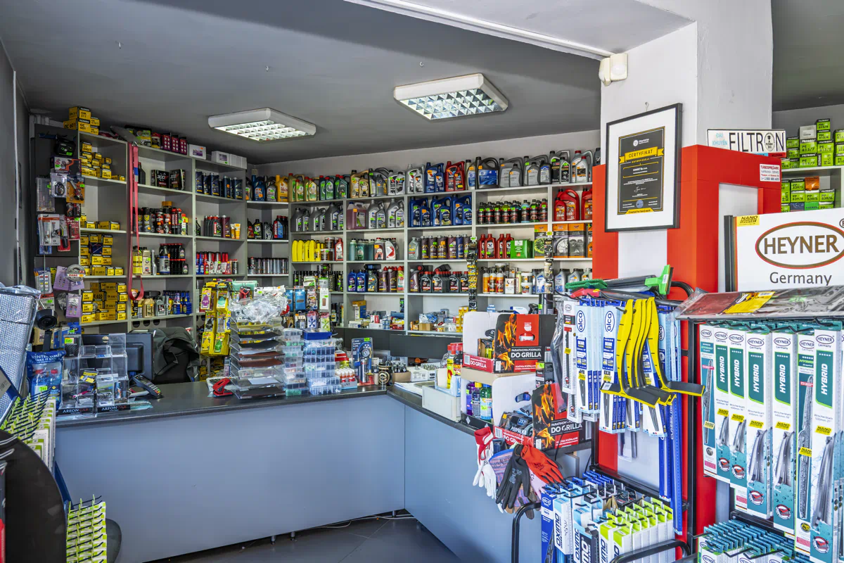 Półki z olejami, filtrami i akcesoriami w sklepie przy Słowackiego 240 – Konkret Sp. z o.o.