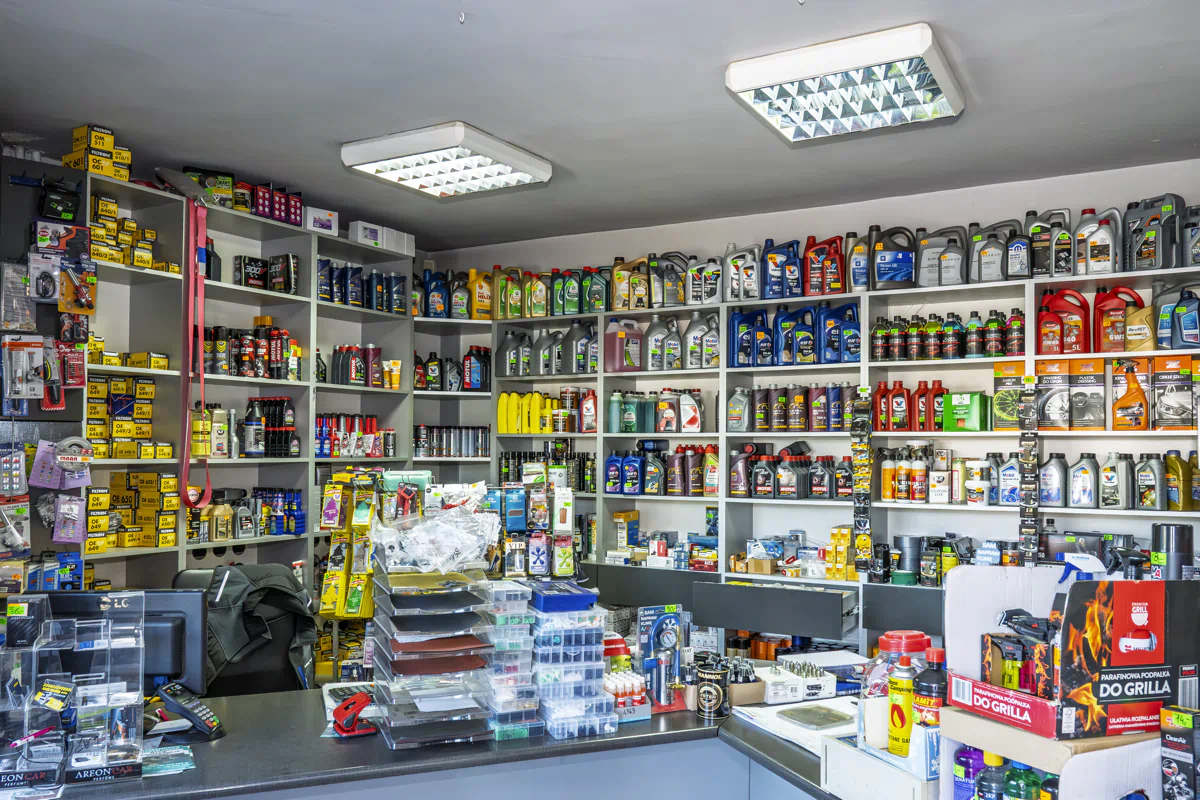 Oleje silnikowe, dodatki i akcesoria na półkach sklepu Konkret Sp. z o.o. w Radomiu