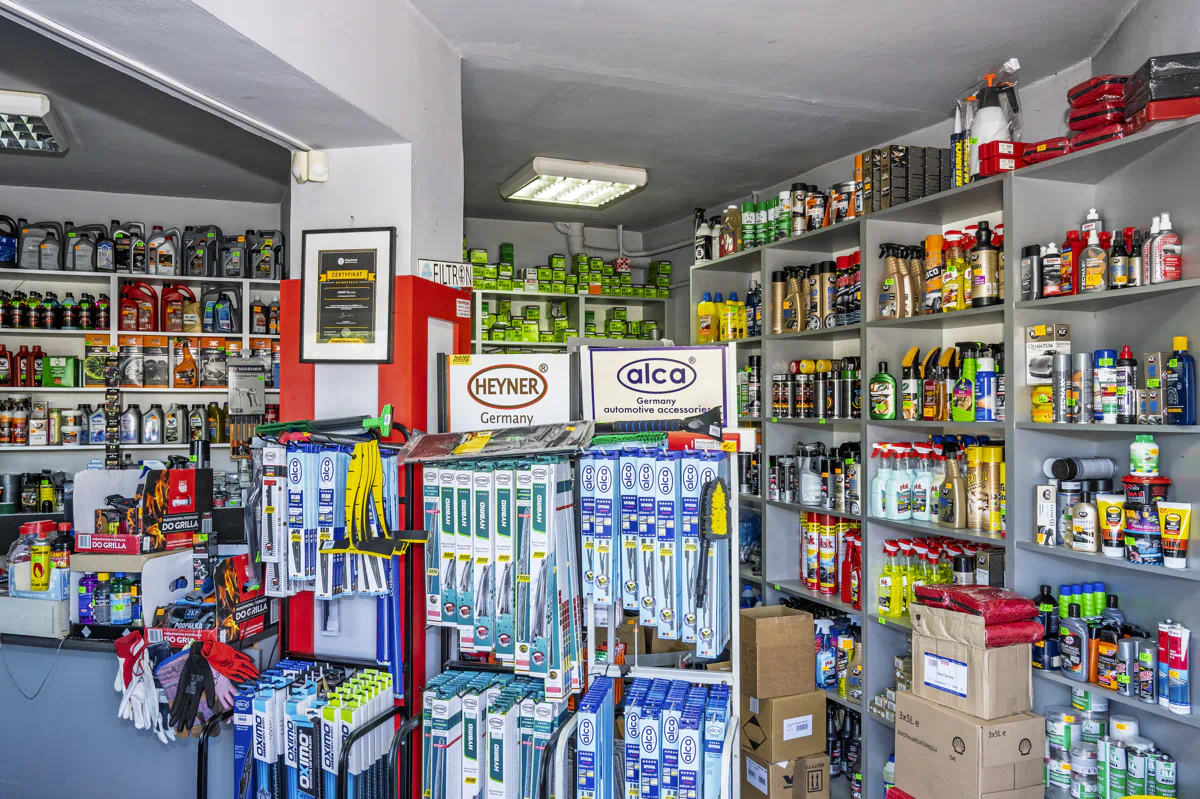 Wnętrze sklepu motoryzacyjnego z bogatym wyborem wycieraczek i chemii – Konkret Sp. z o.o.